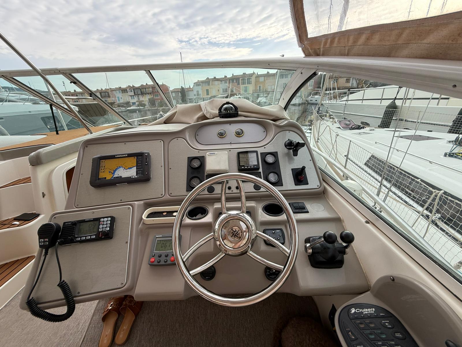 2003 Cruisers Yachts 4370 à vendre (photo 2)