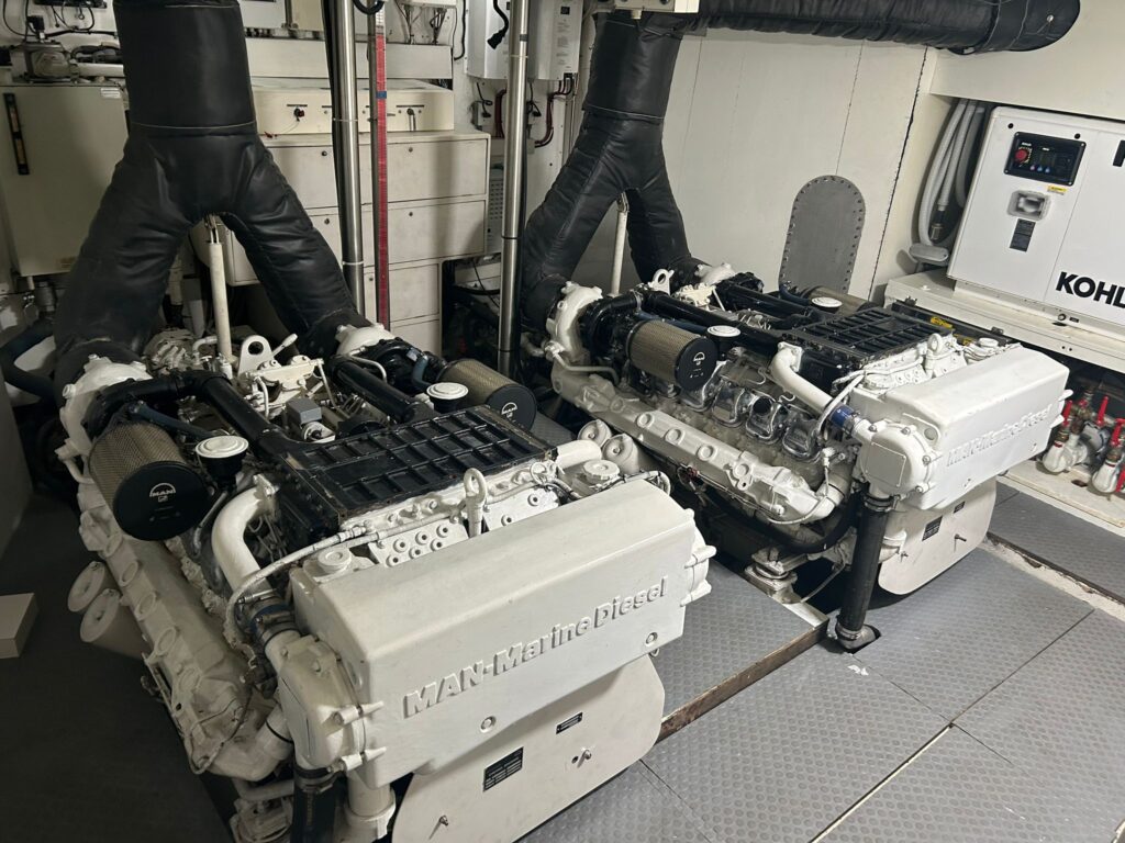2000 Ferretti Custom Line Navetta 27 en venta (photo 24)
