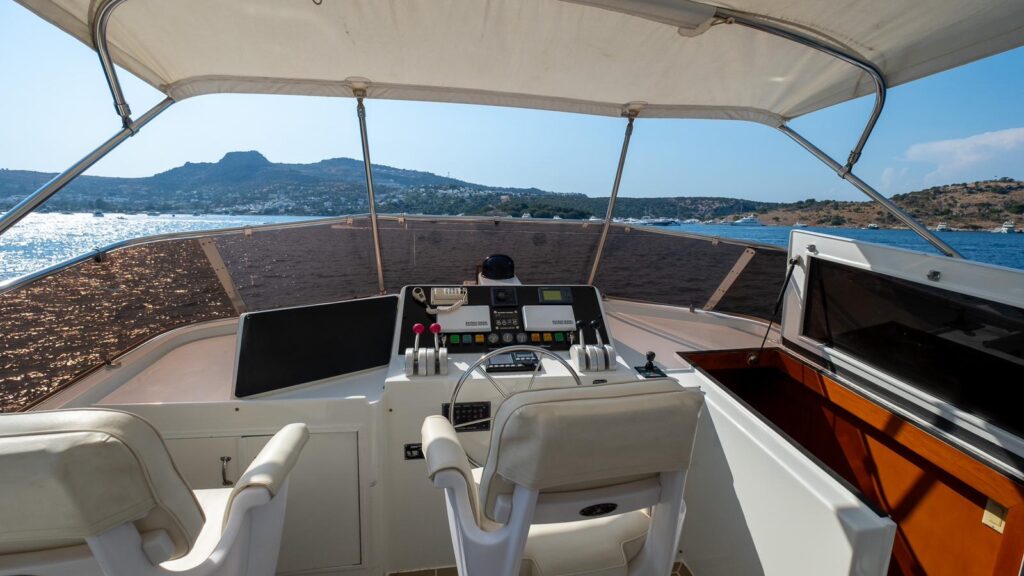 1997 Hatteras 70 for sale (photo 7)