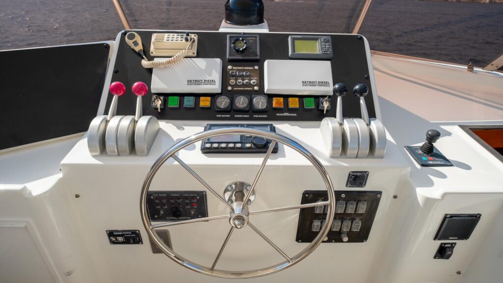 1997 Hatteras 70 for sale (photo 8)