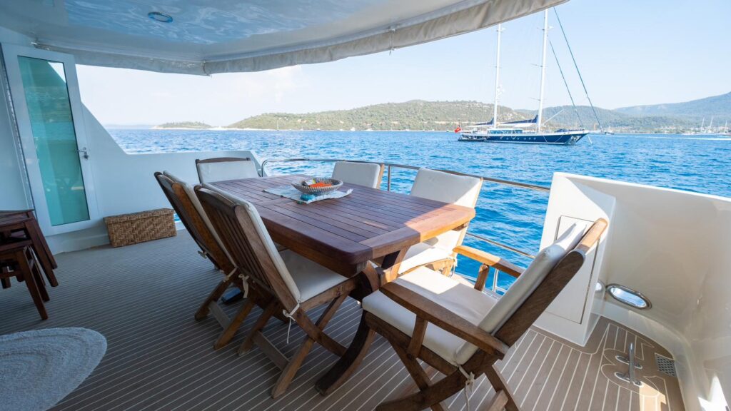 1997 Hatteras 70 for sale (photo 9)