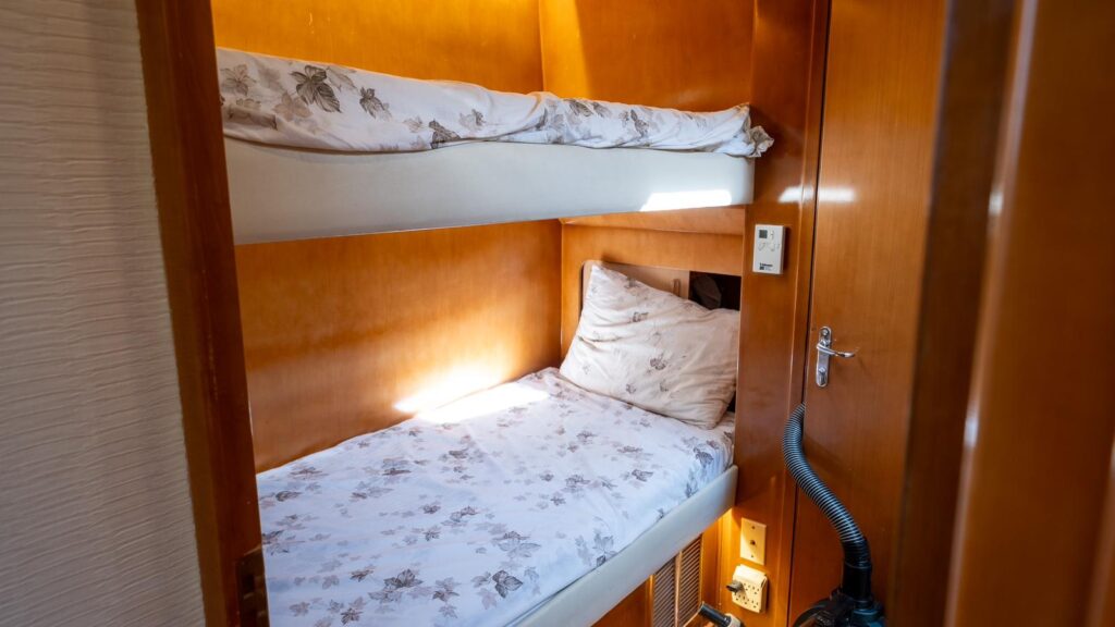 1997 Hatteras 70 for sale (photo 13)