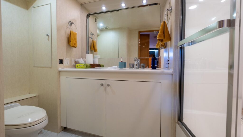 1997 Hatteras 70 for sale (photo 14)