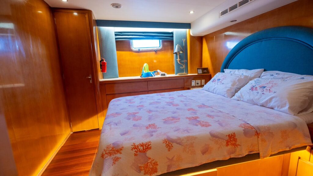 1997 Hatteras 70 for sale (photo 16)