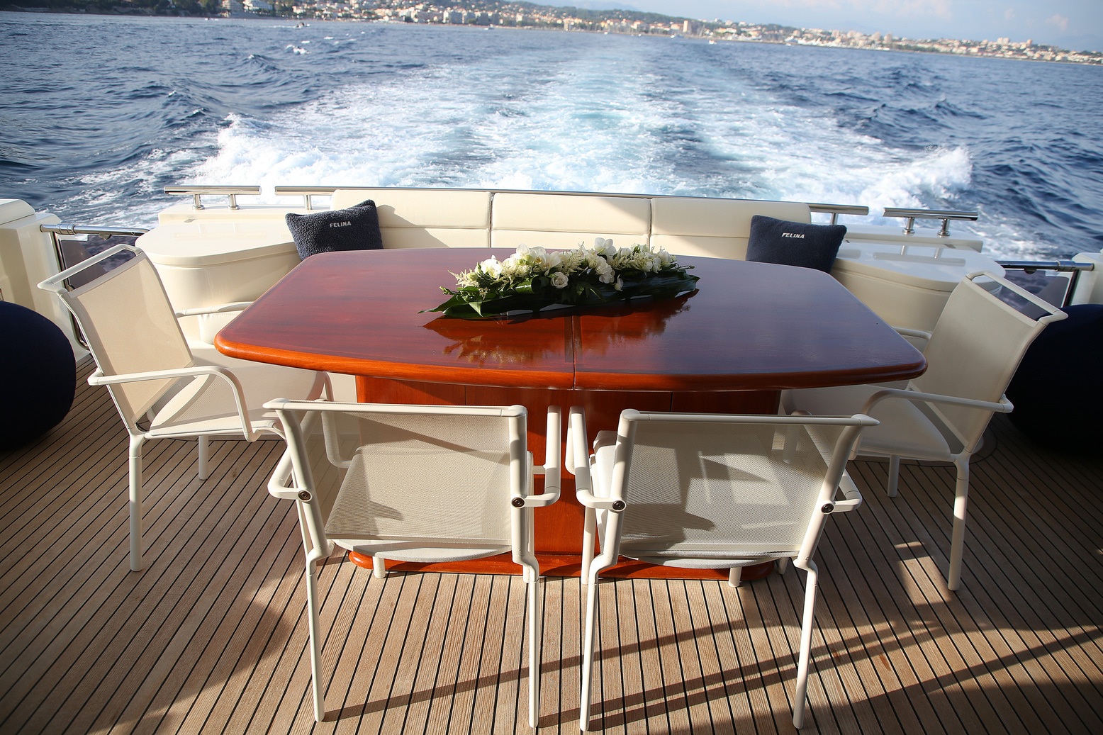 2009 FERRETTI 830 a noleggio (photo 9)