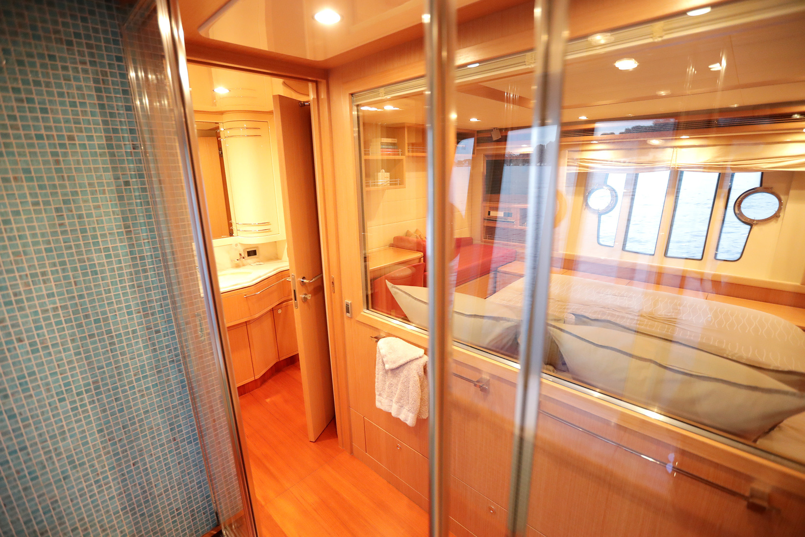 2009 FERRETTI 830 a noleggio (photo 20)
