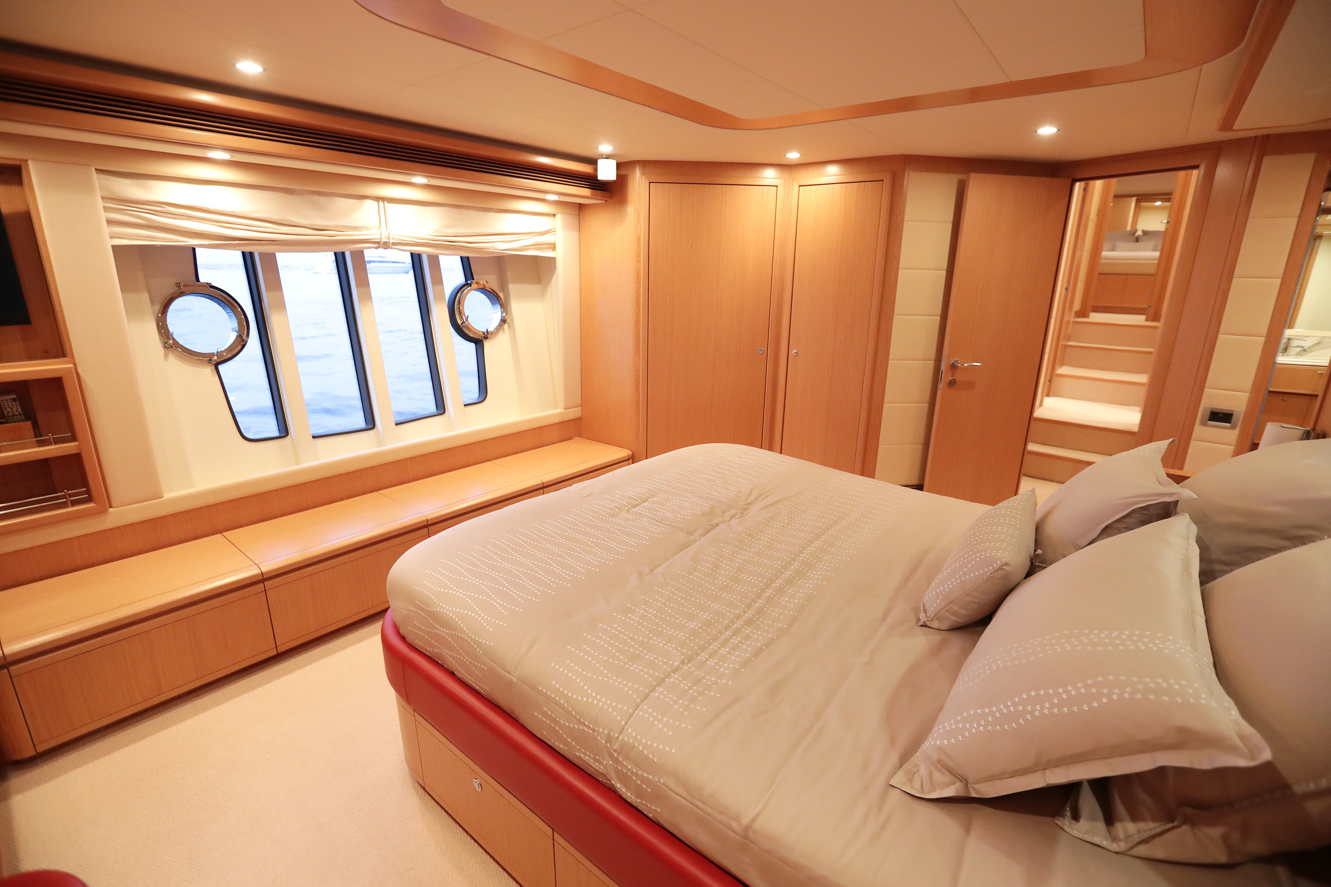 2009 FERRETTI 830 a noleggio (photo 21)