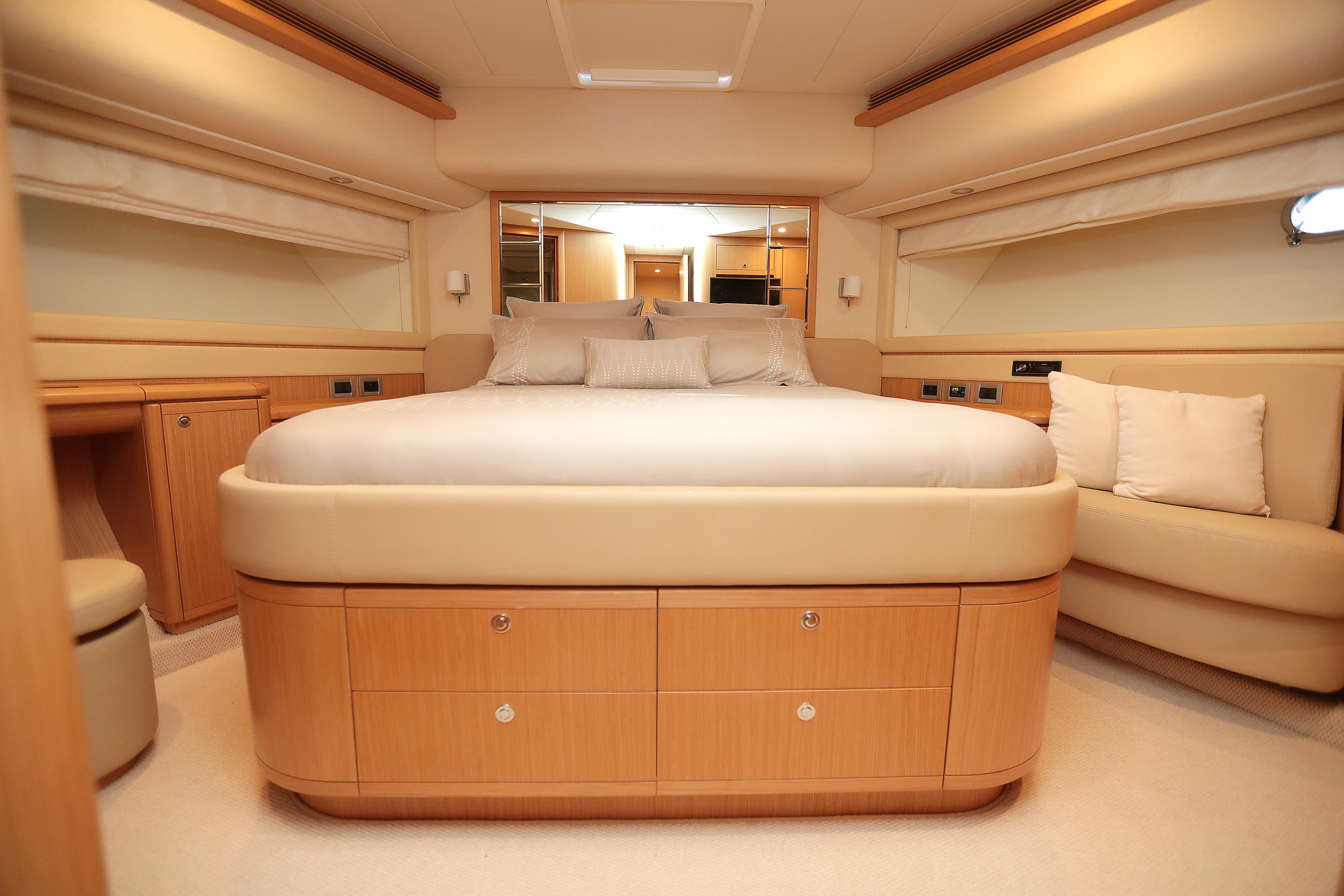 2009 FERRETTI 830 a noleggio (photo 24)
