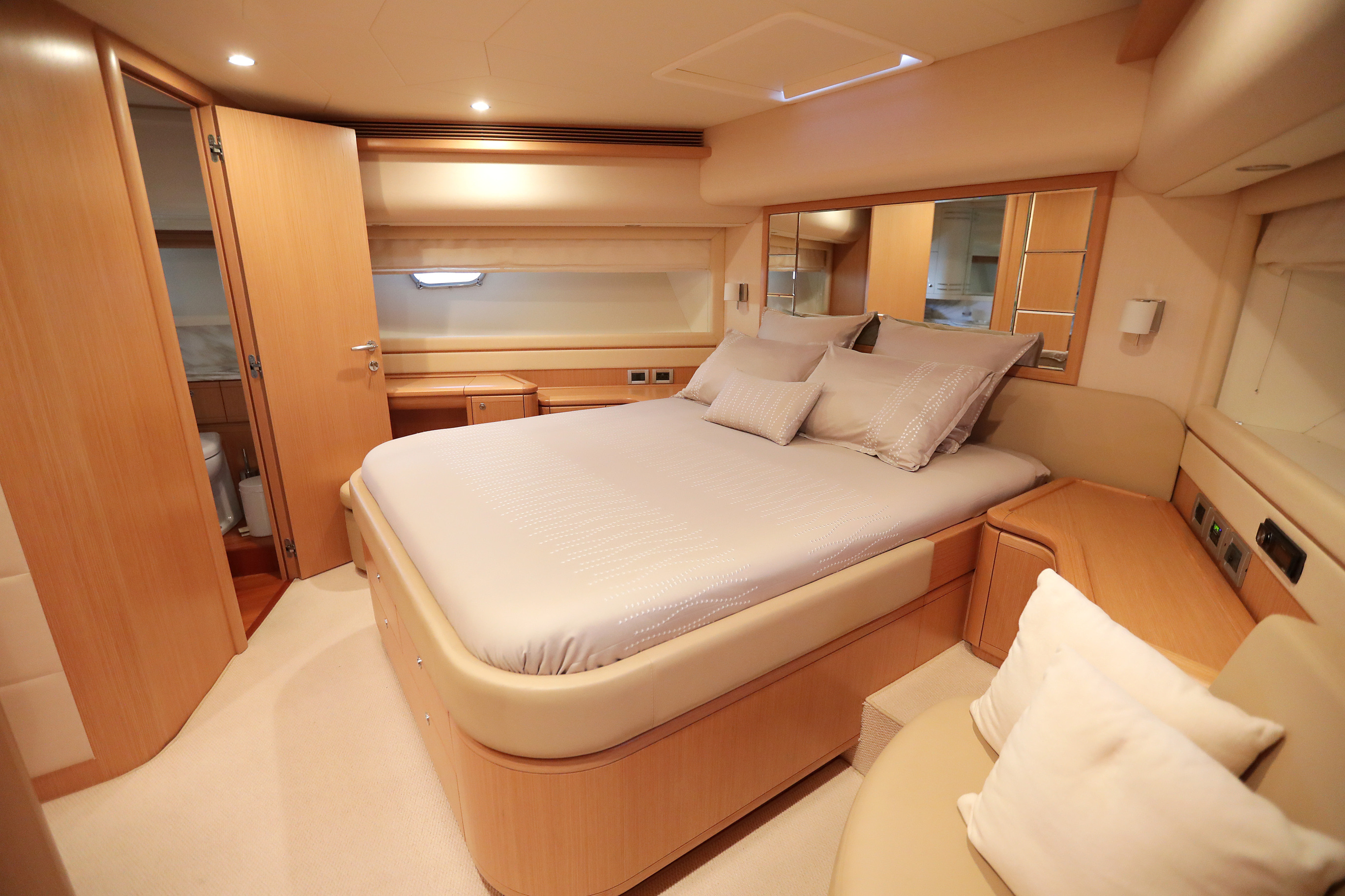 2009 FERRETTI 830 a noleggio (photo 25)