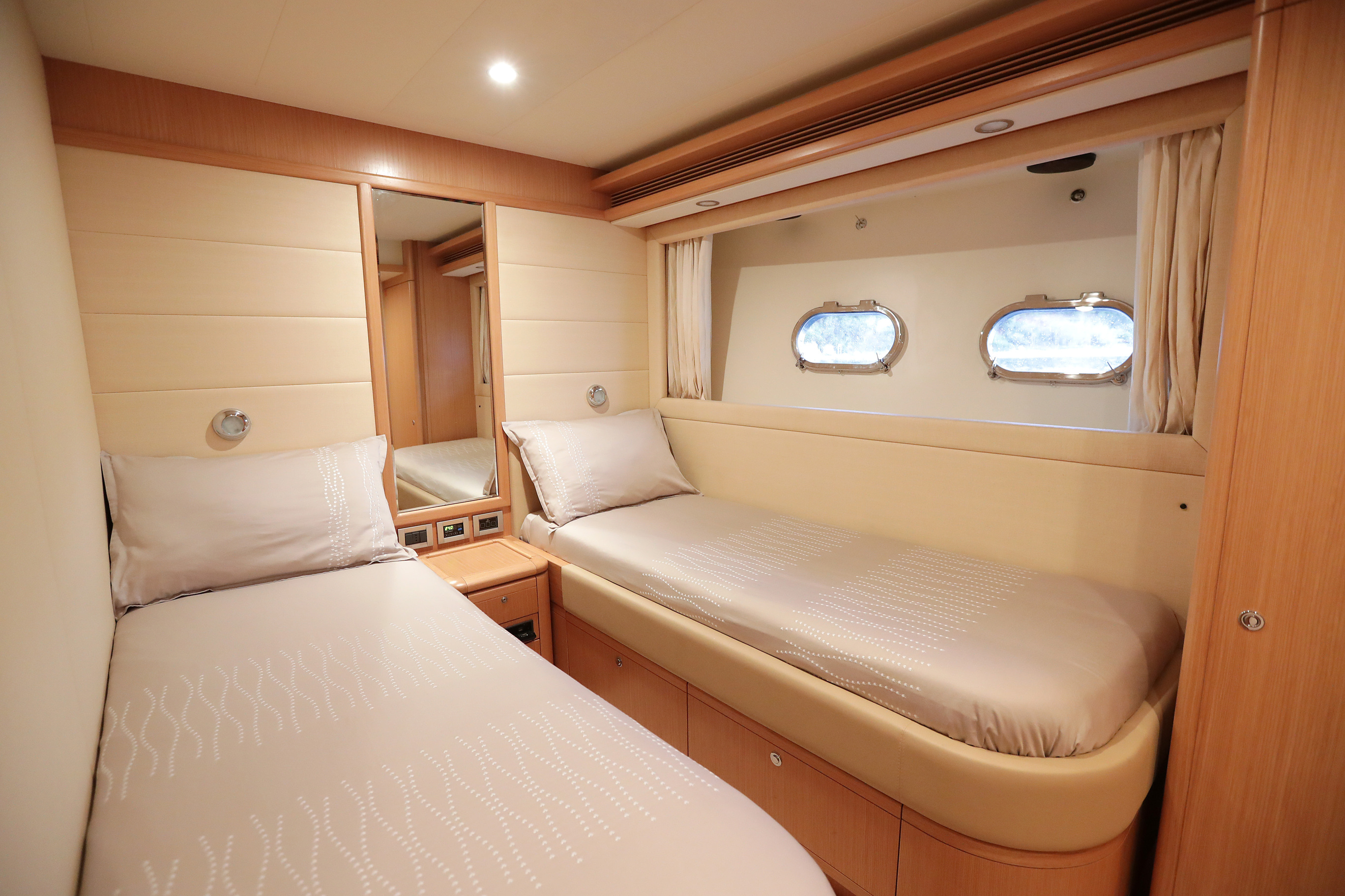 2009 FERRETTI 830 a noleggio (photo 26)