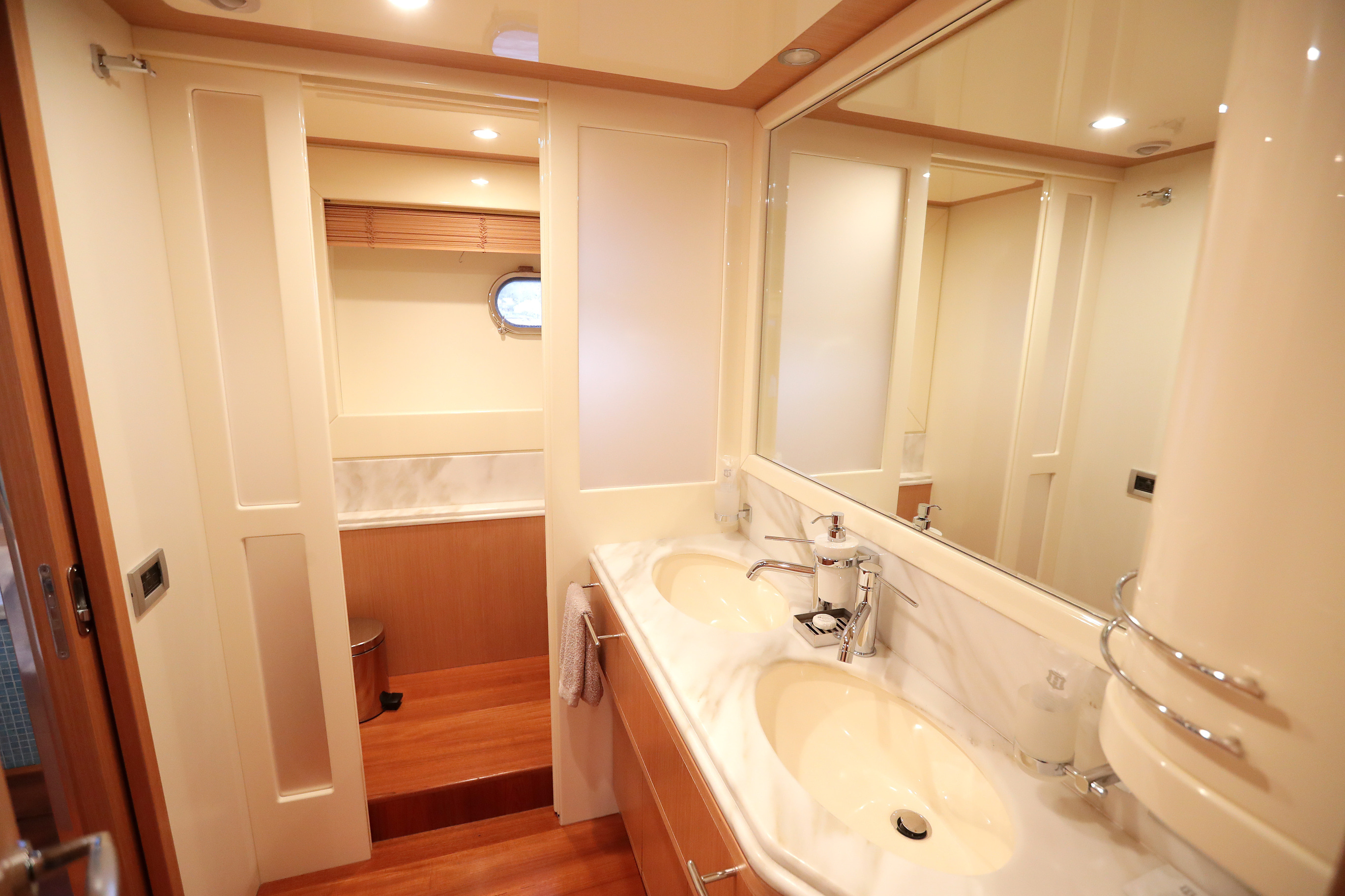 2009 FERRETTI 830 a noleggio (photo 27)