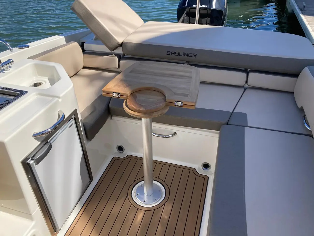 2019 Bayliner VR6 Cuddy Outboard à venda (photo 15)