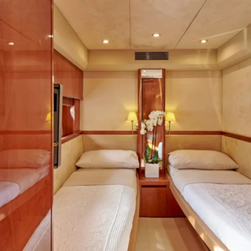 2007 Princess V70 for charter (photo 10)