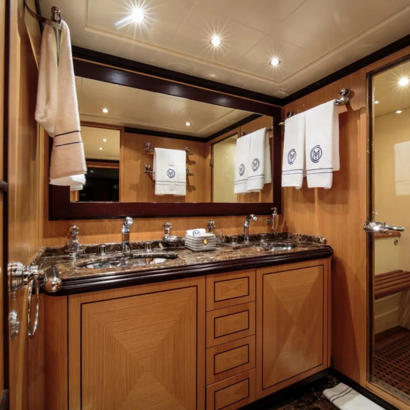 2006 Mangusta 92 te huur (photo 32)
