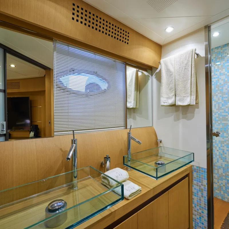 2007 Pershing 90 a noleggio (photo 26)