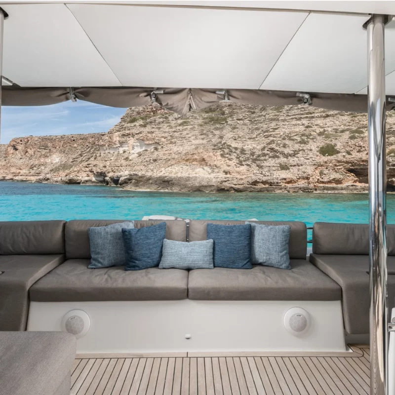 2015 Lagoon 630 for charter (photo 10)
