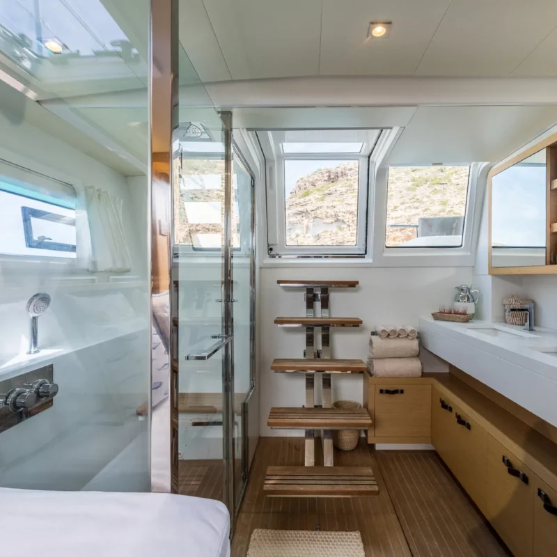 2015 Lagoon 630 for charter (photo 12)