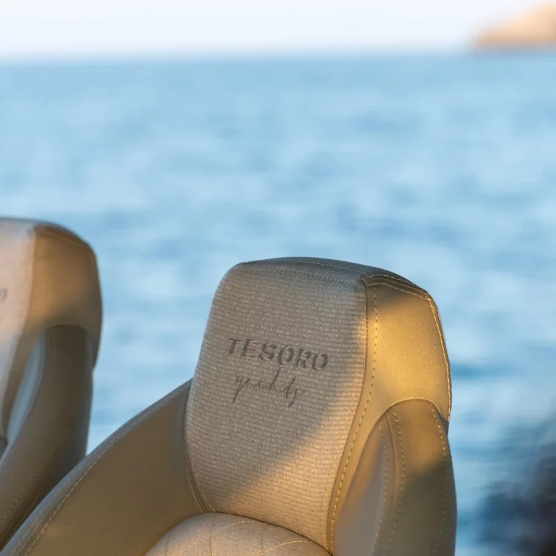 2025 Tesoro T50 Speciale for charter (photo 13)
