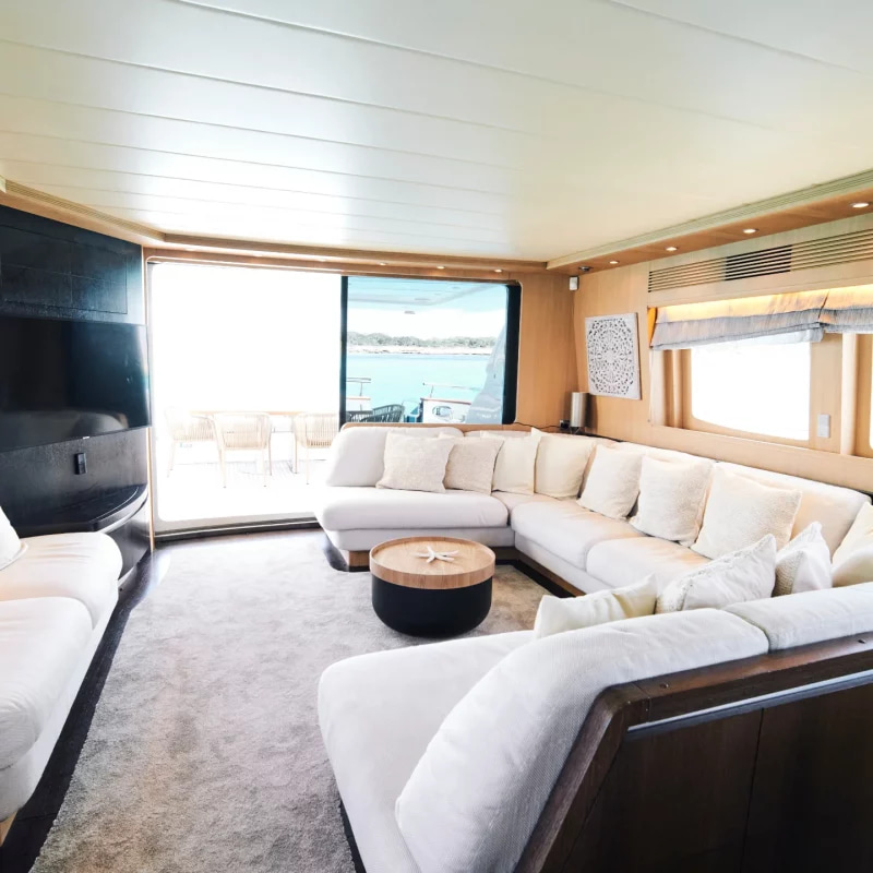 2006 Maiora 99 for charter (photo 18)