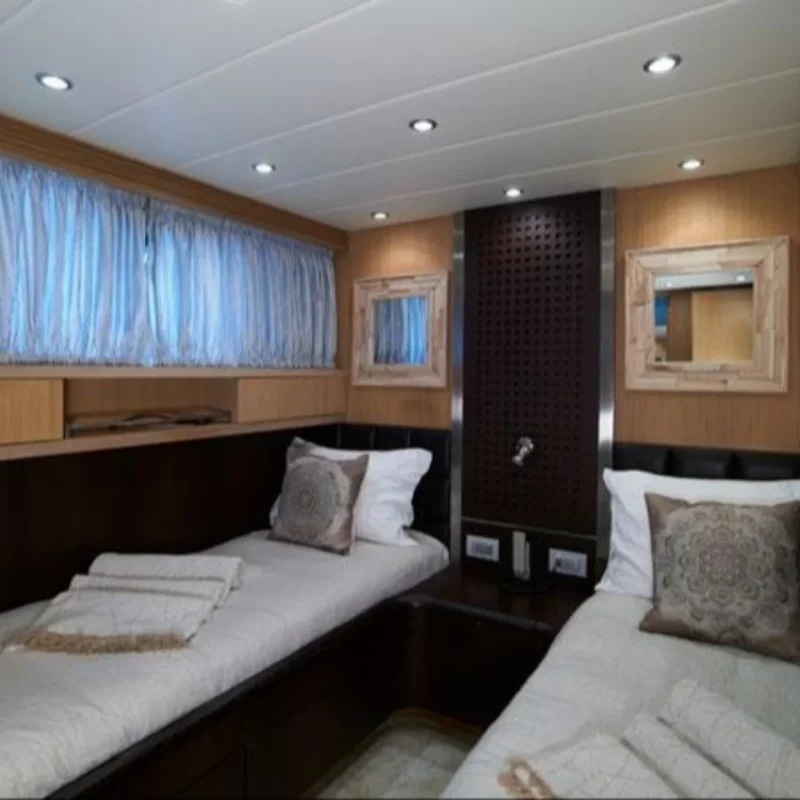 2006 Maiora 99 for charter (photo 26)