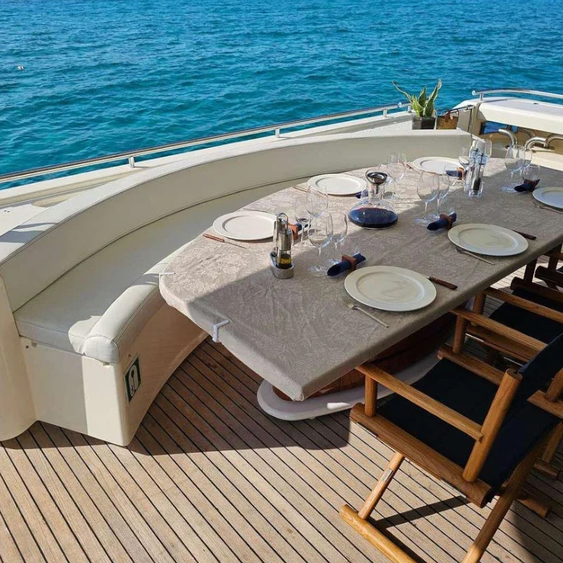 2001 Ferretti Custom Line 94 zu chartern (photo 2)
