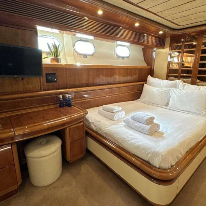 2001 Ferretti Custom Line 94 zu chartern (photo 8)
