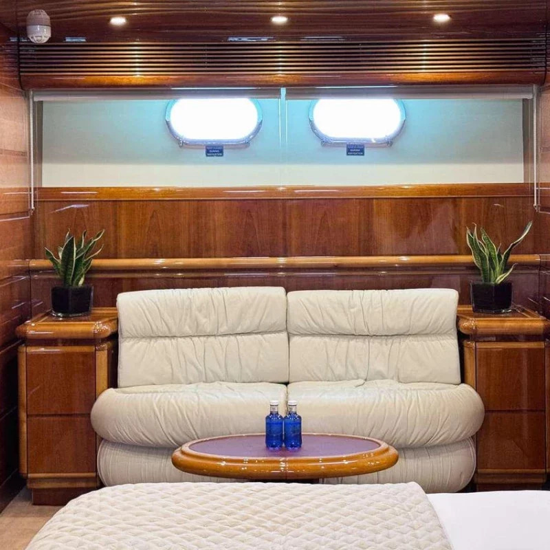 2001 Ferretti Custom Line 94 zu chartern (photo 9)