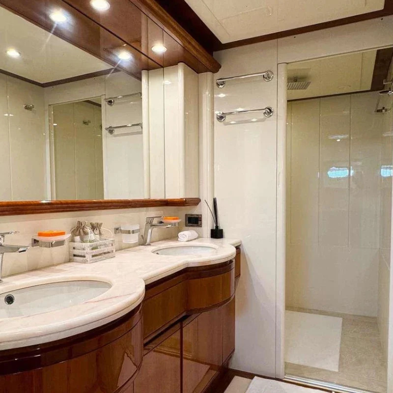2001 Ferretti Custom Line 94 zu chartern (photo 10)