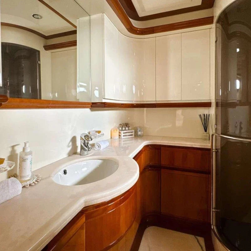 2001 Ferretti Custom Line 94 zu chartern (photo 11)