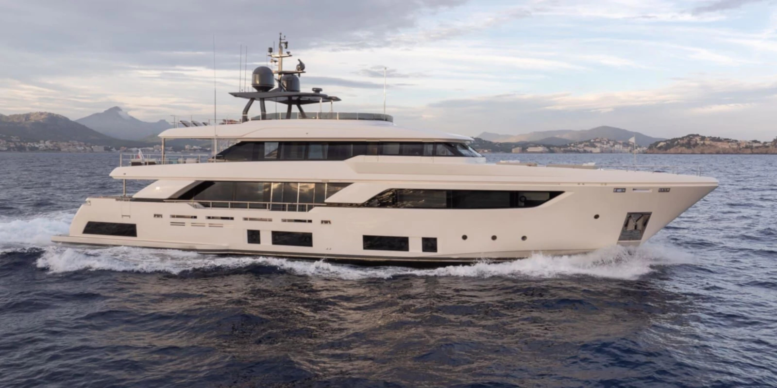 2020 Ferretti Yachts Custom Line 37M en alquiler (photo 1)