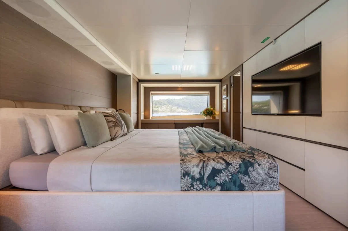 2020 Ferretti Yachts Custom Line 37M for charter (photo 2)