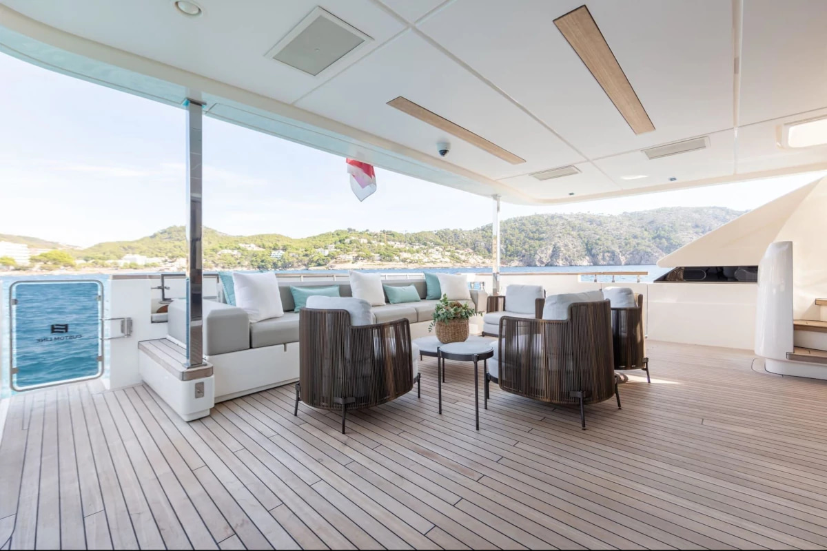 2020 Ferretti Yachts Custom Line 37M for charter (photo 9)