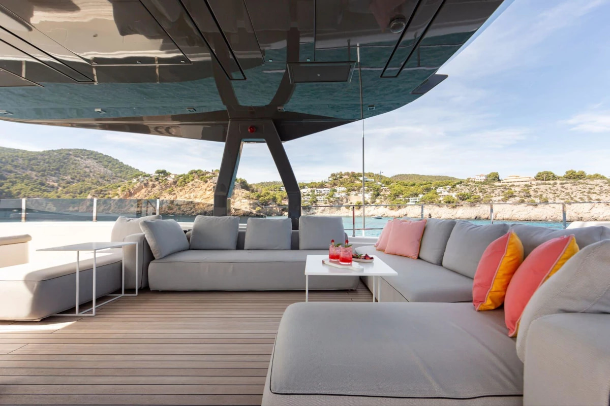 2020 Ferretti Yachts Custom Line 37M for charter (photo 10)