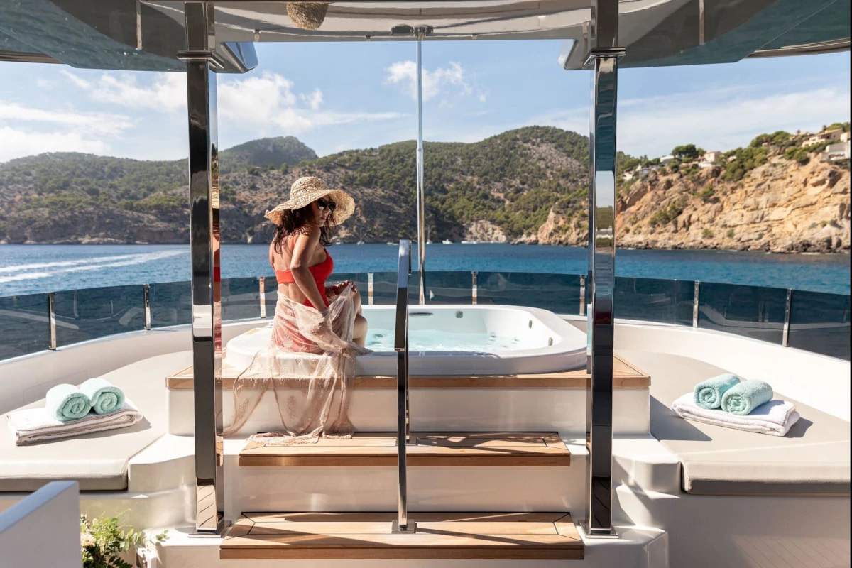 2020 Ferretti Yachts Custom Line 37M for charter (photo 11)