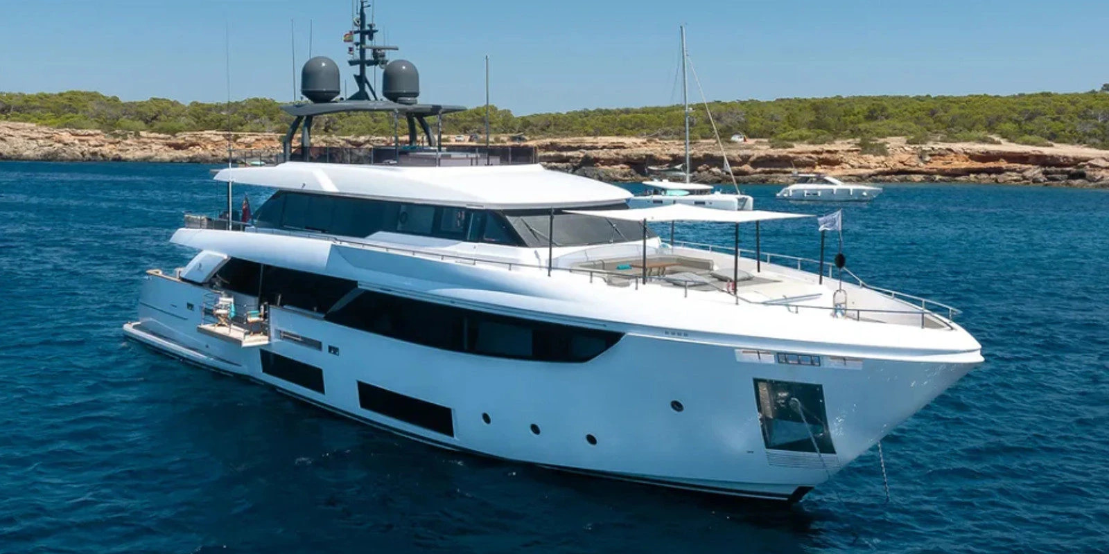 2020 Ferretti Yachts Custom Line Navetta 33 zu chartern (photo 1)