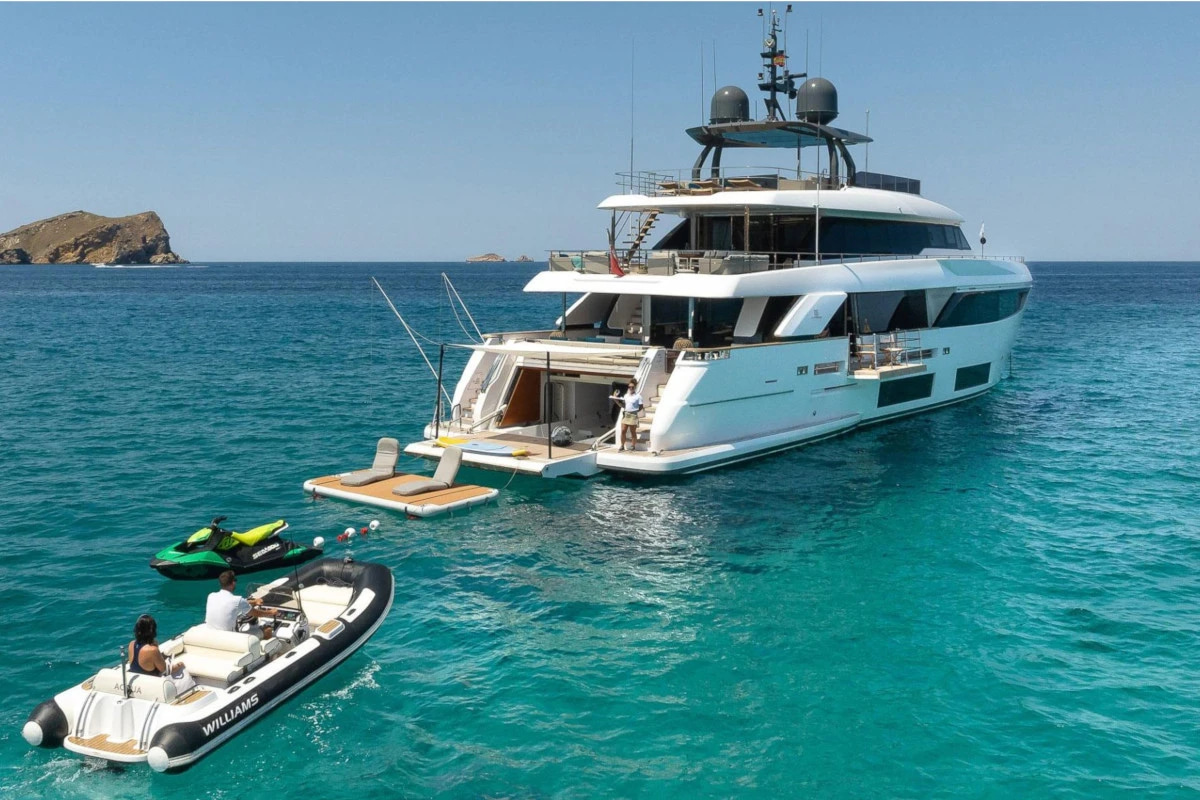 2020 Ferretti Yachts Custom Line Navetta 33 zu chartern (photo 3)