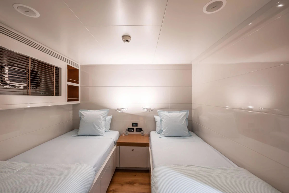2015 TANSU YACHTS Cuda Class 124 for charter (photo 8)
