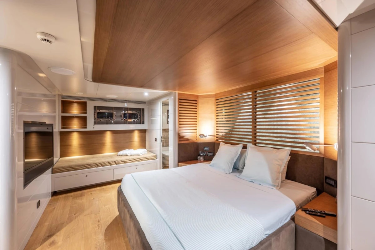 2015 TANSU YACHTS Cuda Class 124 for charter (photo 9)