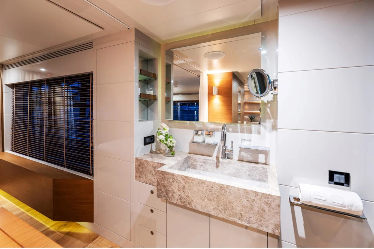 2015 TANSU YACHTS Cuda Class 124 for charter (photo 11)