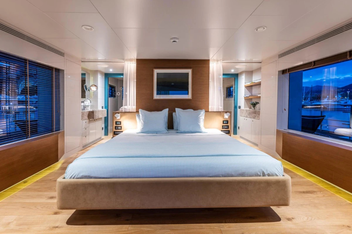 2015 TANSU YACHTS Cuda Class 124 for charter (photo 12)