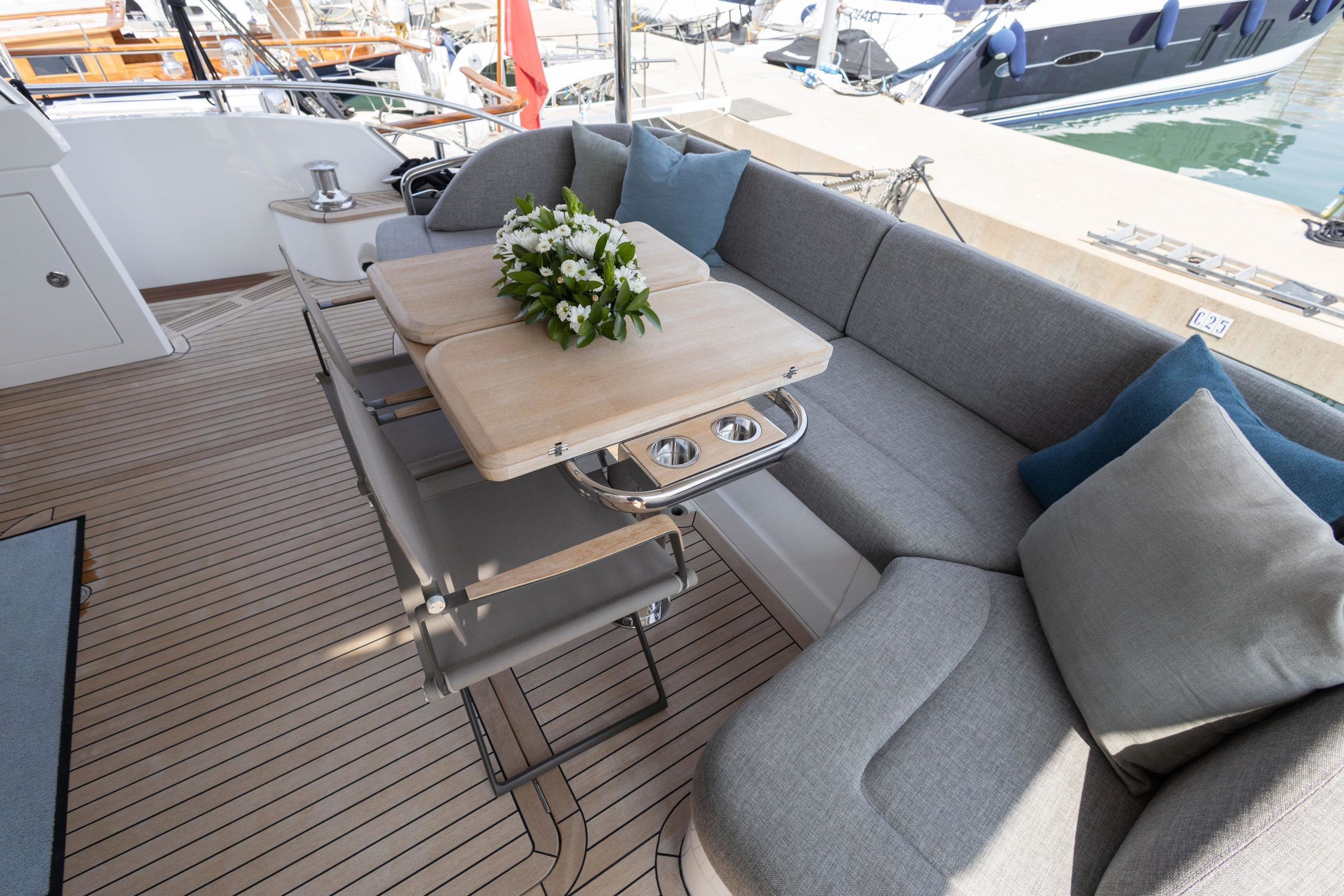 2022 Princess Y72 te koop (photo 15)