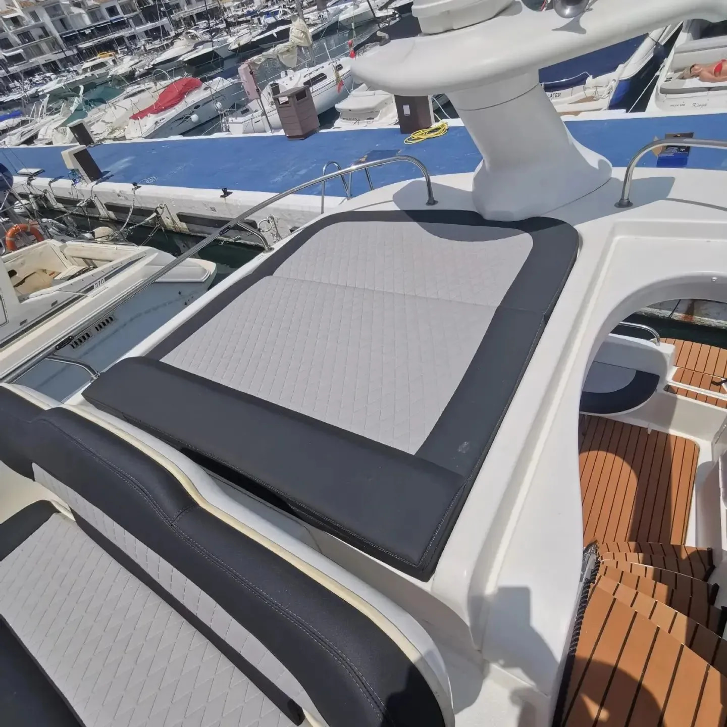 1998 Sealine Statement 330 te huur (photo 6)