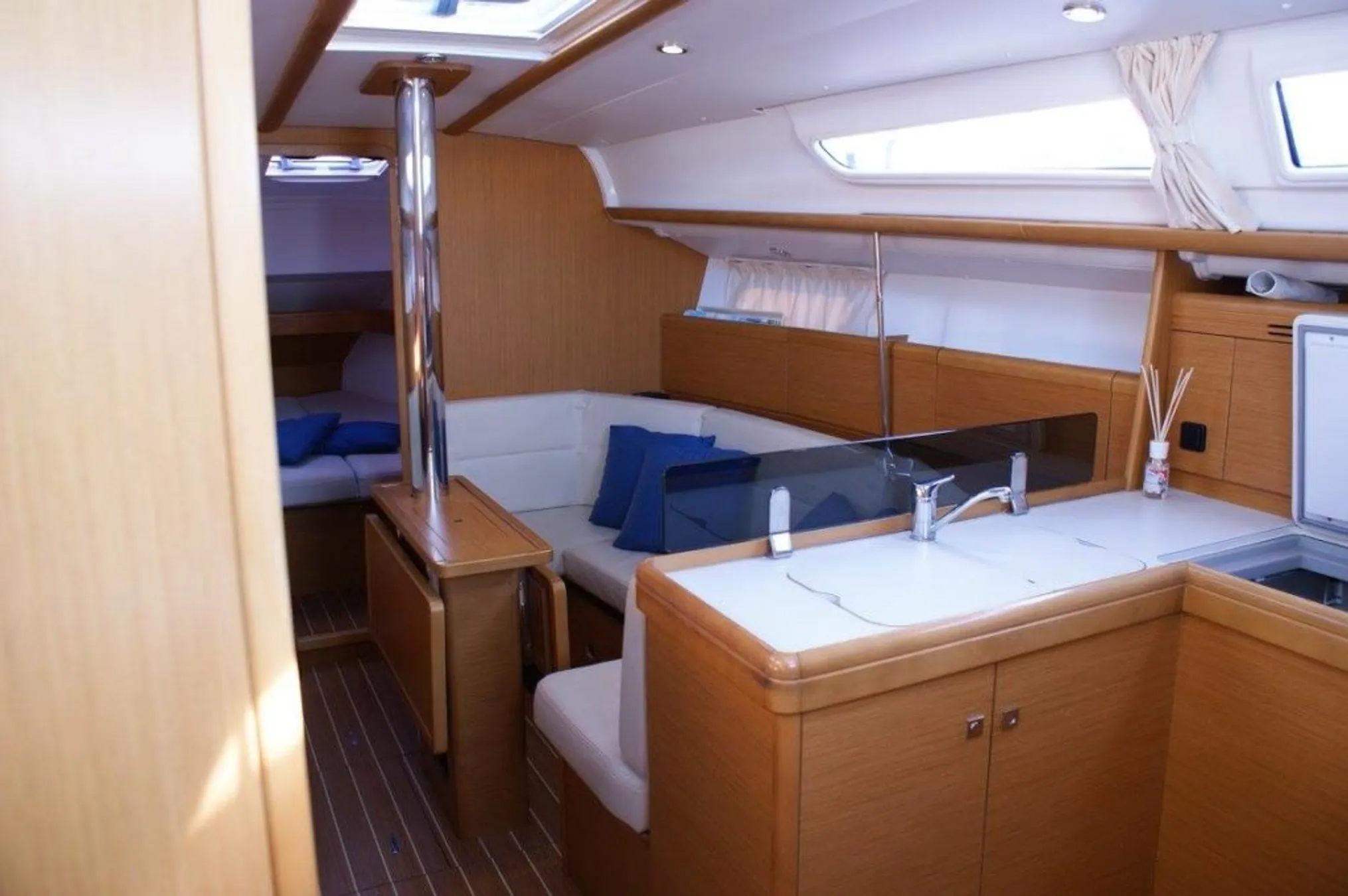 2011 Jeanneau Sun Odyssey 36i zu chartern (photo 1)