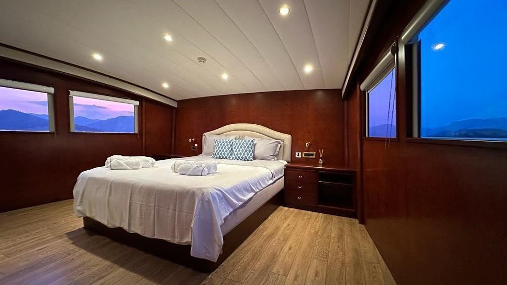 2022 Custom 32 for charter (photo 10)