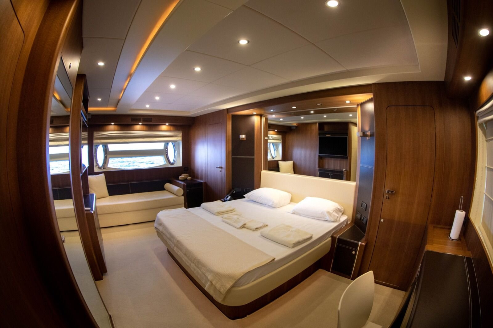 2025 Riva 85 à louer (photo 4)