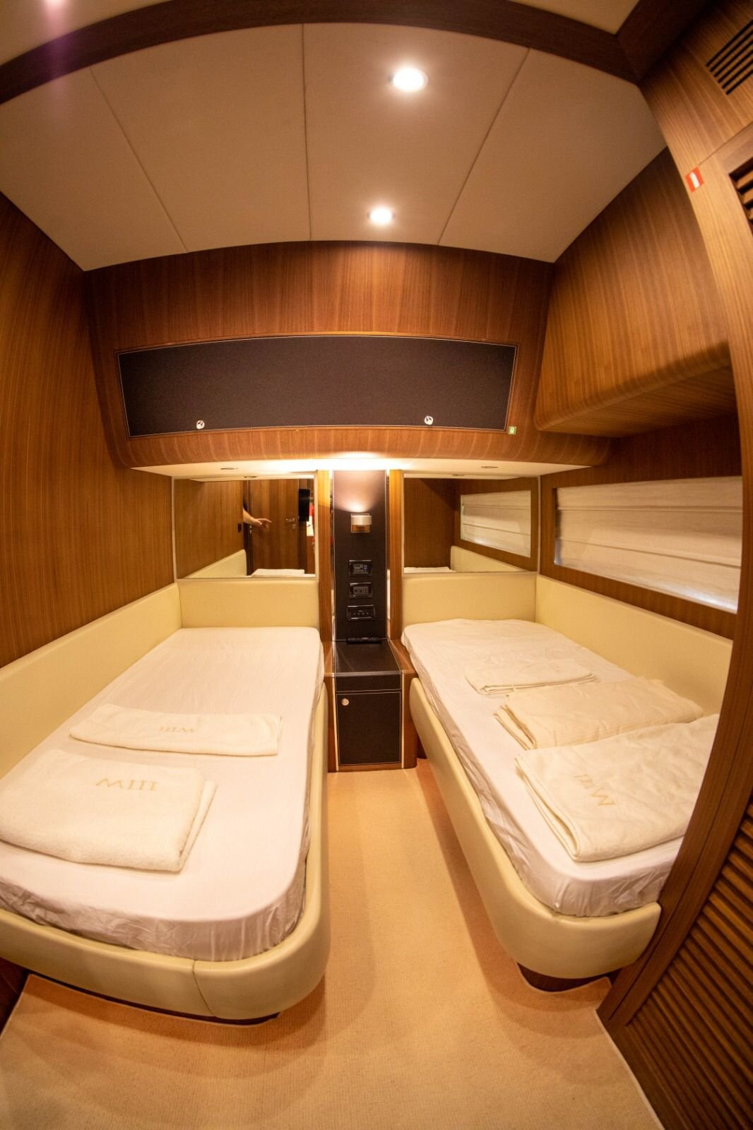 2025 Riva 85 à louer (photo 6)