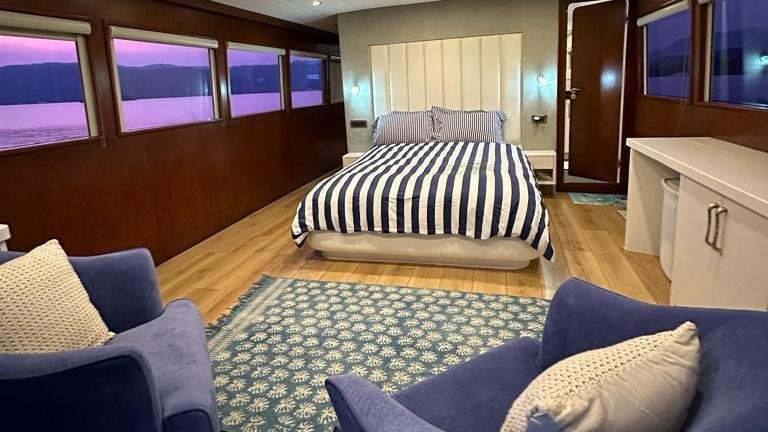 2025 CUSTOM 32 for charter (photo 12)