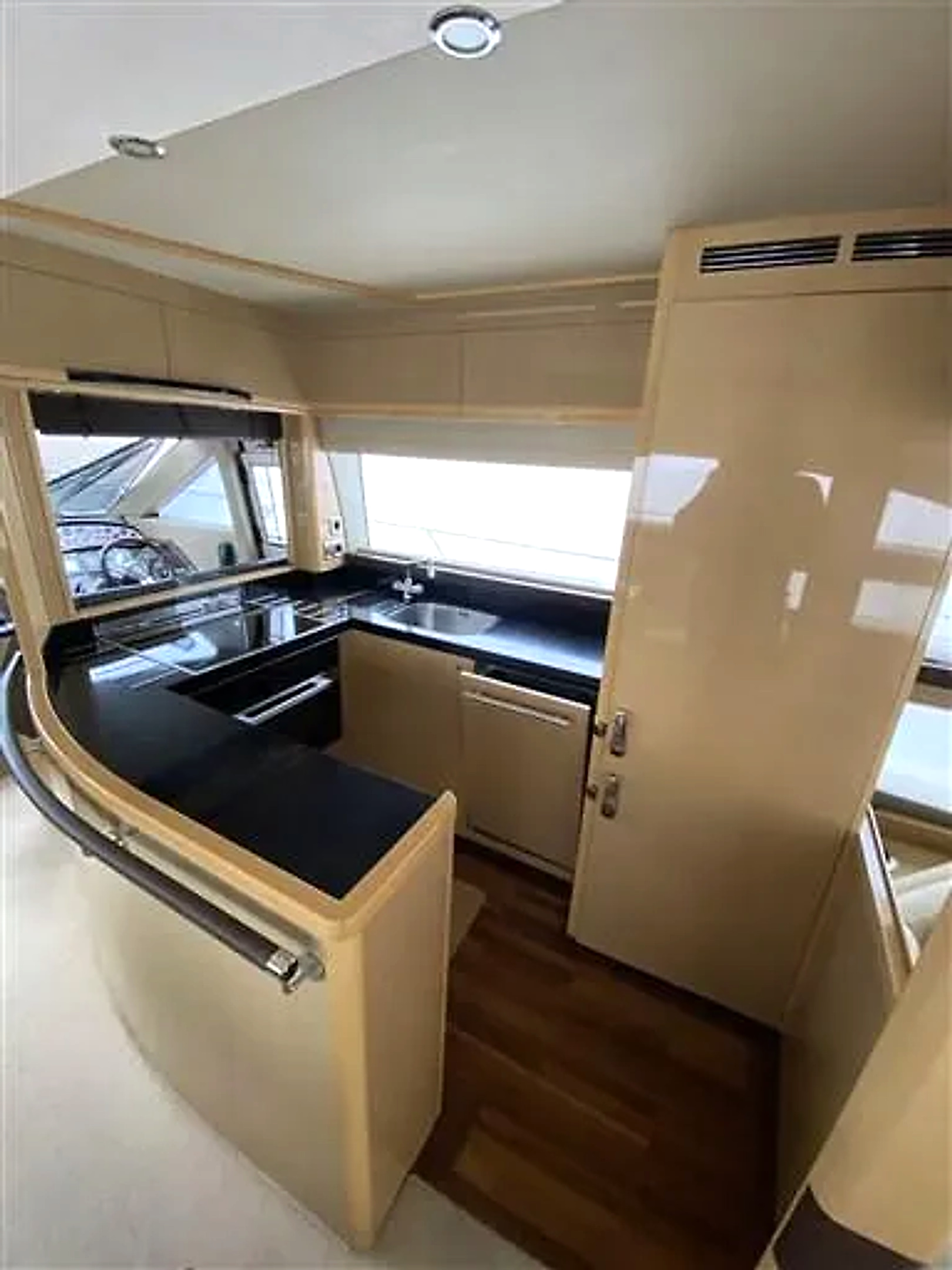 2010 Princess 62 Flybridge Motor Yacht for sale (photo 9)