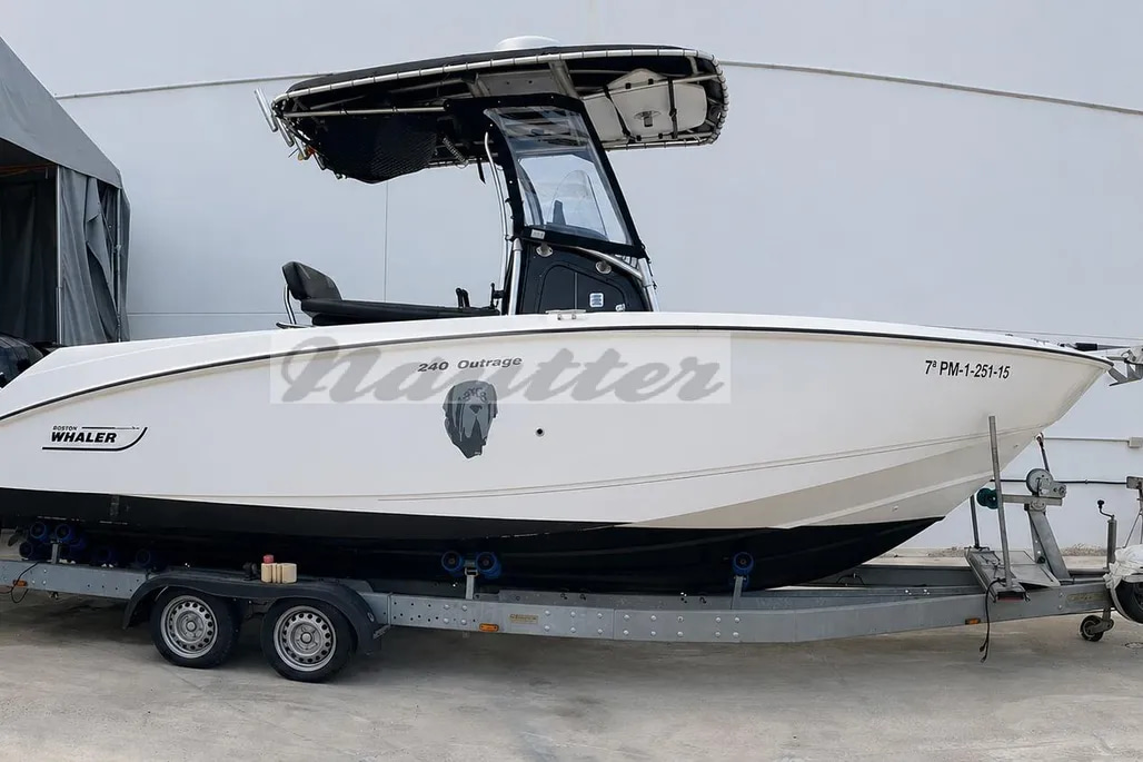 2005 Boston Whaler 240 Outrage for sale (photo 2)