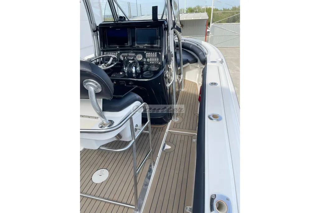 2005 Boston Whaler 240 Outrage for sale (photo 16)
